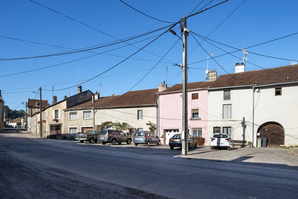 Trois quarts droit des façades des maisons et fermes,15,13 et suivants, vers le sud-ouest.  © Région Bourgogne-Franche-Comté, Inventaire du patrimoine