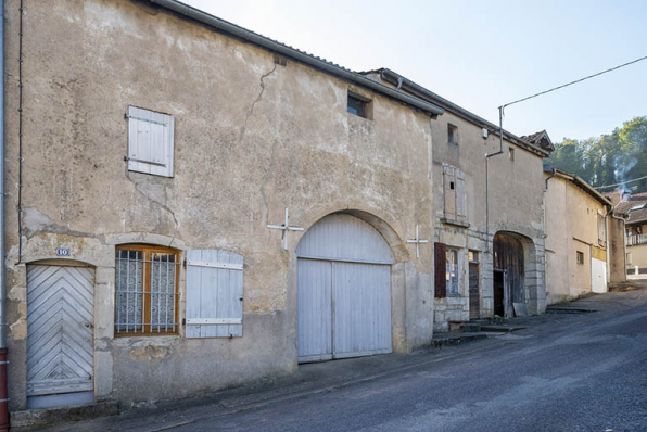 Trois quarts gauche des façades des maisons et fermes, 10, 8 et suivants, vers le sud.  © Région Bourgogne-Franche-Comté, Inventaire du patrimoine