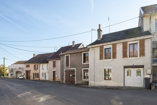Trois quarts droit des façades des maisons, 16, 18 et suivants, vers le nord-est.  © Région Bourgogne-Franche-Comté, Inventaire du patrimoine