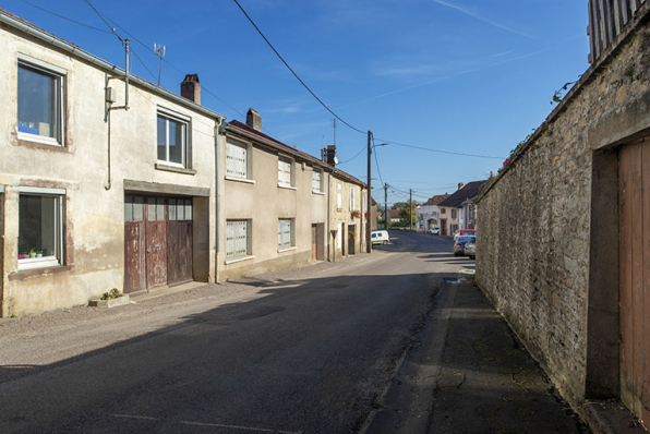 Trois quarts gauche des façades des maisons, 1, 3 et suivants, vers le nord-est. © Région Bourgogne-Franche-Comté, Inventaire du patrimoine Trois quarts gauche des façades des maisons, 1, 3 et suivants, vers le nord-est. © Région Bourgogne-Franche-Comté, Inventaire du patrimoine