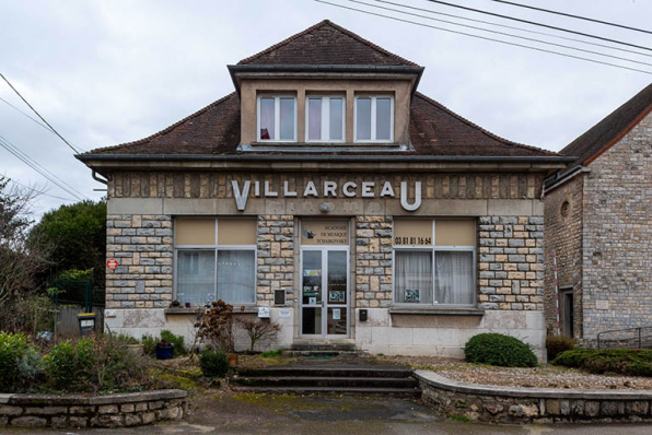 Façade nord de la maison des œuvres - Cinéma Villarceau. © Région Bourgogne-Franche-Comté, Inventaire du patrimoine Façade nord de la maison des œuvres - Cinéma Villarceau. © Région Bourgogne-Franche-Comté, Inventaire du patrimoine