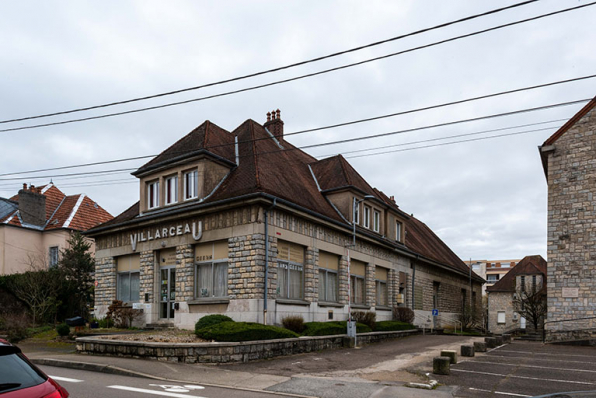 Façades nord et ouest de la maison des œuvres - Cinéma Villarceau, de trois-quarts. © Région Bourgogne-Franche-Comté, Inventaire du patrimoine Façades nord et ouest de la maison des œuvres - Cinéma Villarceau, de trois-quarts. © Région Bourgogne-Franche-Comté, Inventaire du patrimoine
