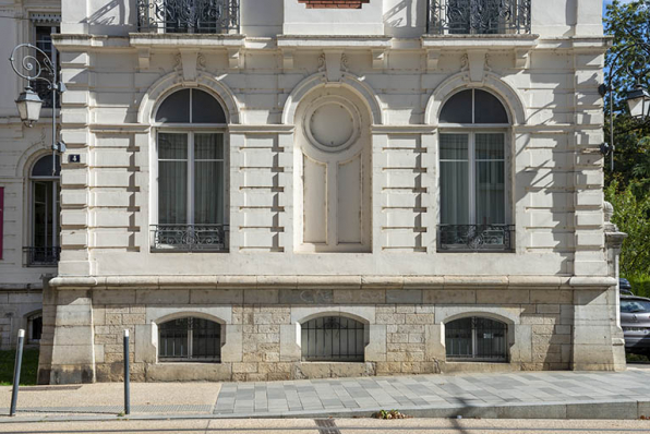 Façade sur l'avenue Carnot, avant-corps de droite, détail de l'étage de soubassement. © Région Bourgogne-Franche-Comté, Inventaire du patrimoine