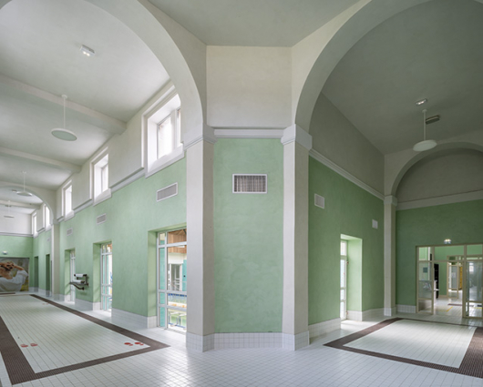 Galerie d'entrée (à droite) et galerie des Dames (à gauche). © Région Bourgogne-Franche-Comté, Inventaire du patrimoine