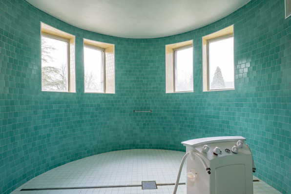 Salle de douche du pavillon d'angle nord-est. © Région Bourgogne-Franche-Comté, Inventaire du patrimoine