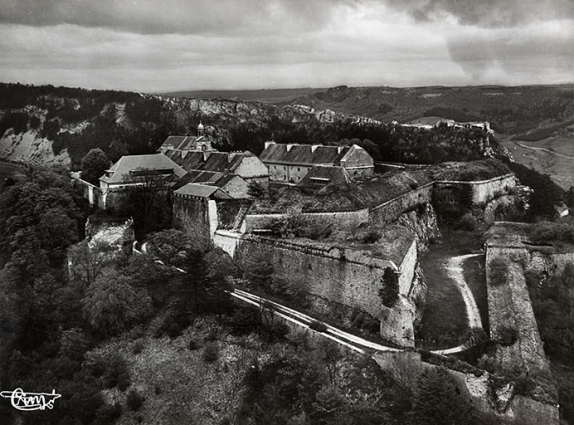 SALINS-les-BAINS (Jura) - Vue aérienne 12719 - Fort Saint-André - Au fond, Fort Belin. S.d [ avant 1955].  © Région Bourgogne-Franche-Comté, Inventaire du patrimoine