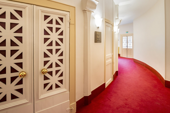 Salle : couloir desservant le parterre. © Région Bourgogne-Franche-Comté, Inventaire du patrimoine