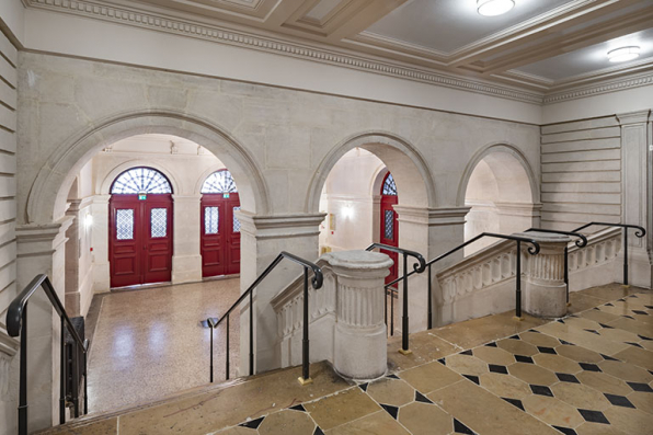 Vestibule : palier de l'escalier, de trois quarts. © Région Bourgogne-Franche-Comté, Inventaire du patrimoine