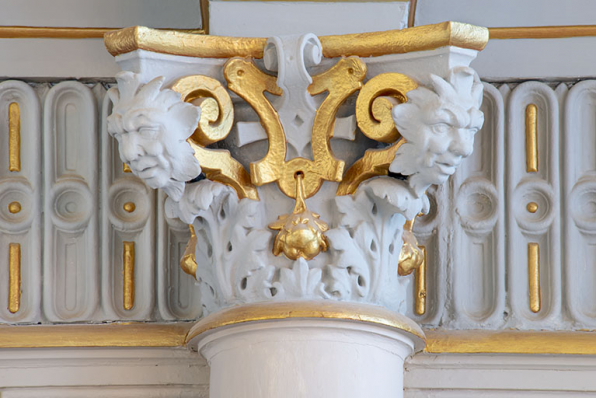 Foyer : chapiteau et masques. © Région Bourgogne-Franche-Comté, Inventaire du patrimoine