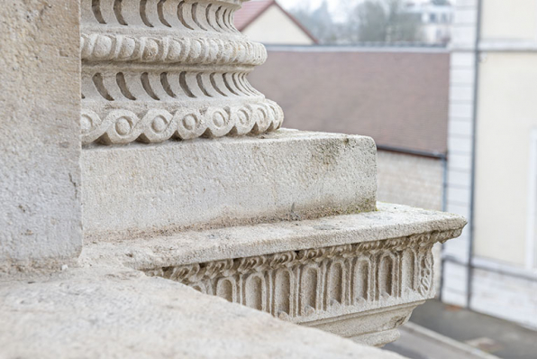 Loggia : décor de la base d'une colonne. © Région Bourgogne-Franche-Comté, Inventaire du patrimoine