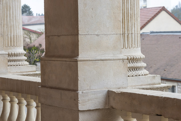 Loggia : base d'un pilier et de colonnes. Les balustres du garde-corps sont en fonte. © Région Bourgogne-Franche-Comté, Inventaire du patrimoine