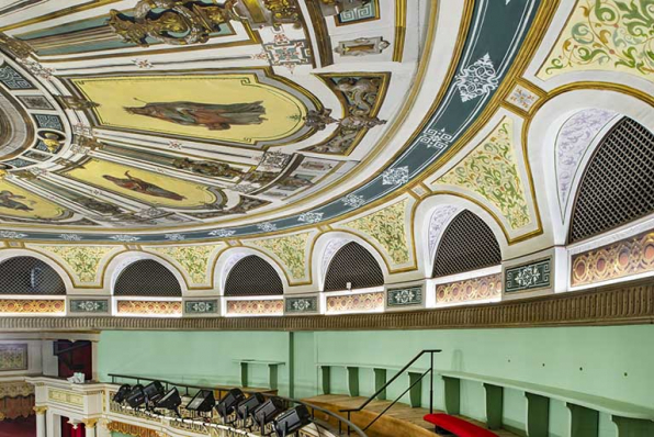 Salle : 3e balcon, vu vers le côté cour. Les lunettes fermées par des grilles donnent sur le 4e balcon (poulailler). © Région Bourgogne-Franche-Comté, Inventaire du patrimoine