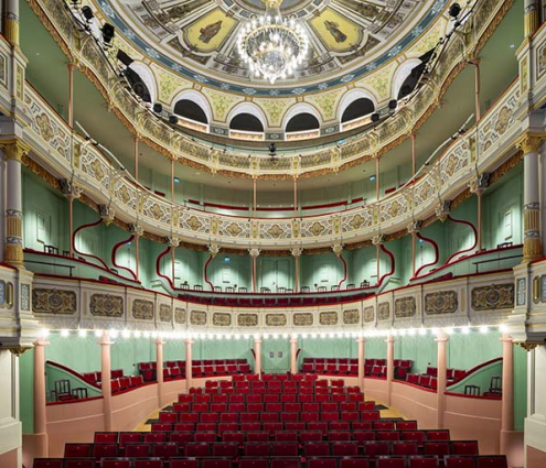 Salle : vue d'ensemble depuis la scène. © Région Bourgogne-Franche-Comté, Inventaire du patrimoine