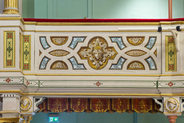 Salle : décor du garde-corps du 2e balcon, près de la loge d'avant-scène côté cour. © Région Bourgogne-Franche-Comté, Inventaire du patrimoine