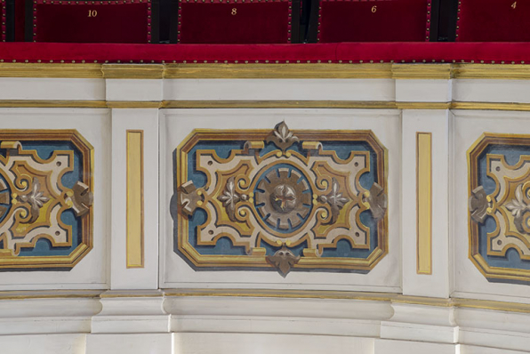 Salle : décor du garde-corps du 1er balcon. © Région Bourgogne-Franche-Comté, Inventaire du patrimoine