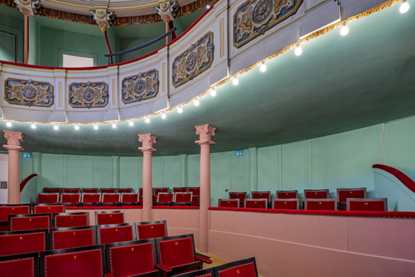 Salle : le "pourtour" (ou parterre assis). © Région Bourgogne-Franche-Comté, Inventaire du patrimoine