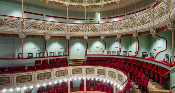 Salle : 1er balcon, vu du côté jardin. © Région Bourgogne-Franche-Comté, Inventaire du patrimoine