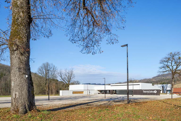 Parc de stationnement au sud de l'établissement. © Région Bourgogne-Franche-Comté, Inventaire du patrimoine