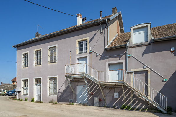 Façade latérale gauche : extrémité avec l'escalier de secours, desservant également la régie. © Région Bourgogne-Franche-Comté, Inventaire du patrimoine