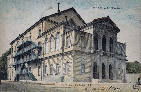 Dole. - Le théâtre [vu de trois quarts gauche]. Entre 1901 et 1905. © Région Bourgogne-Franche-Comté, Inventaire du patrimoine