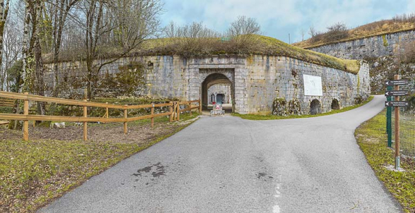 La demi-lune positionnée à l'entrée du fort. © Région Bourgogne-Franche-Comté, Inventaire du patrimoine