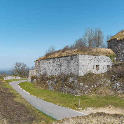 Demi-bastion du front d'attaque. © Région Bourgogne-Franche-Comté, Inventaire du patrimoine Demi-bastion du front d'attaque. © Région Bourgogne-Franche-Comté, Inventaire du patrimoine