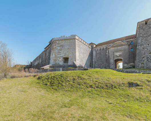 Les bastions encadrant l'entrée principale du fort. © Région Bourgogne-Franche-Comté, Inventaire du patrimoine