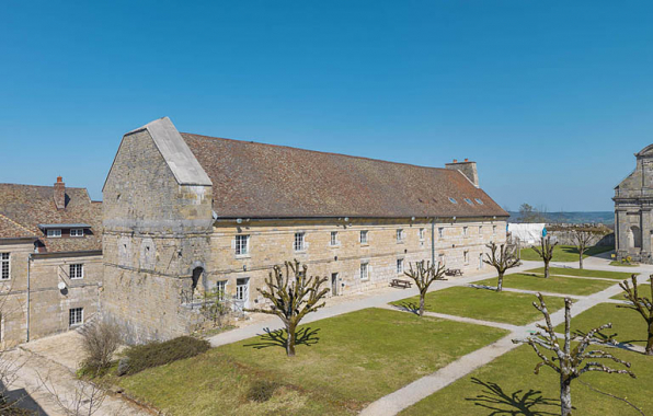 Caserne U : vue de trois quarts gauche (façades antérieure et latérale). © Région Bourgogne-Franche-Comté, Inventaire du patrimoine