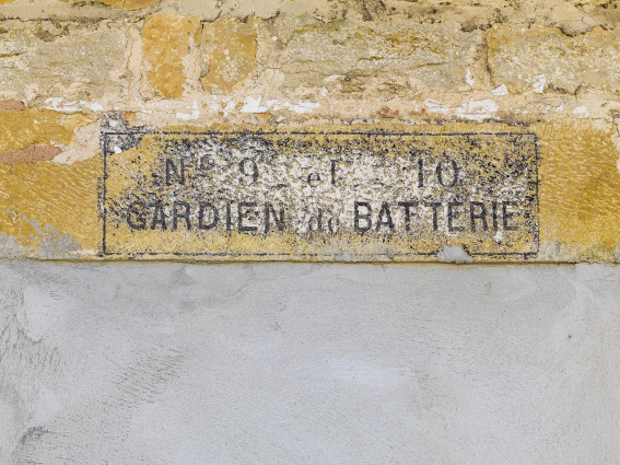 Porte murée avec inscription "gardien de batterie". © Région Bourgogne-Franche-Comté, Inventaire du patrimoine