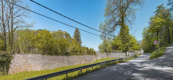 Bourg : mur de l'ancienne enceinte fortifiée. © Région Bourgogne-Franche-Comté, Inventaire du patrimoine