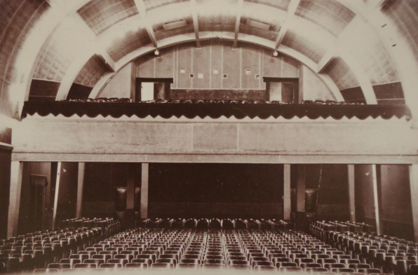 La salle de l'Omnia équipée pour le "parlant" (v. 1930). © Région Bourgogne-Franche-Comté, Inventaire du patrimoine