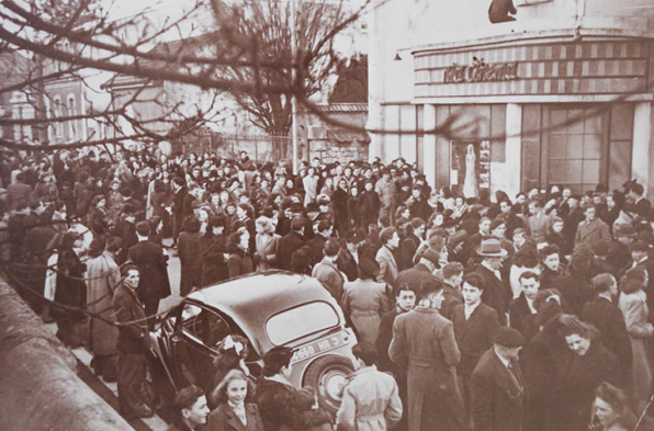 Foule devant l'Omnia-cinéma (r. du 21 Janvier) v. 1945. © Région Bourgogne-Franche-Comté, Inventaire du patrimoine