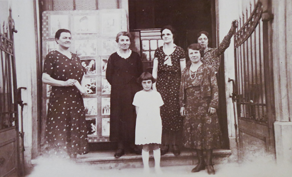 Façade de l'Omnia-cinéma, avec le personnel (v. 1930). © Région Bourgogne-Franche-Comté, Inventaire du patrimoine