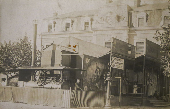 Le cinéma forain de M. Beuchot de Fraisans en 1908. © Région Bourgogne-Franche-Comté, Inventaire du patrimoine