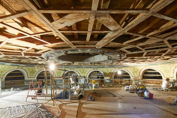 Plafond de la salle en cours de restauration, en 2020. Les peintures ont été enlevées, révélant la structure en bois de la fausse coupole. © Région Bourgogne-Franche-Comté, Inventaire du patrimoine