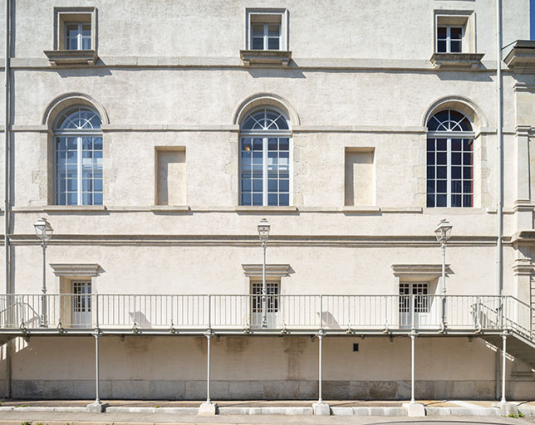 Corps central, façade latérale gauche : travées proches du corps d'entrée (au nord). © Région Bourgogne-Franche-Comté, Inventaire du patrimoine