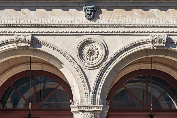 Façade antérieure, étage : décor. © Région Bourgogne-Franche-Comté, Inventaire du patrimoine