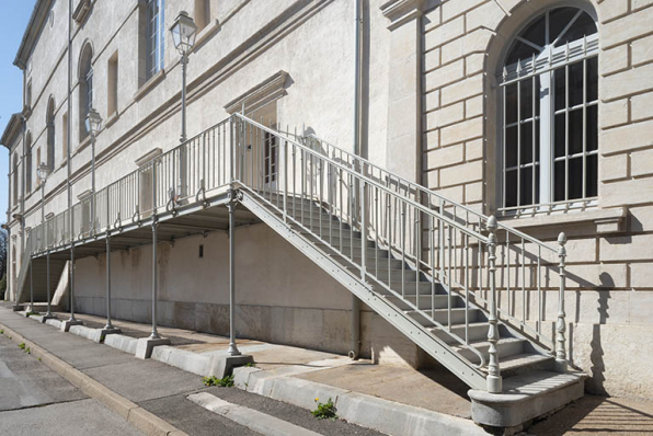 Corps central, façade latérale gauche : escalier de secours et galerie. © Région Bourgogne-Franche-Comté, Inventaire du patrimoine