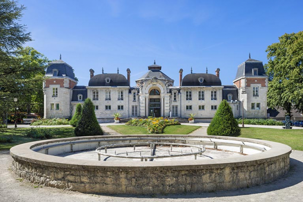 Bassin devant l'établissement thermal. © Région Bourgogne-Franche-Comté, Inventaire du patrimoine