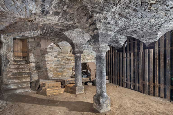 Vue d'ensemble de la cave depuis l'ouest. © Région Bourgogne-Franche-Comté, Inventaire du patrimoine Vue d'ensemble de la cave depuis l'ouest. © Région Bourgogne-Franche-Comté, Inventaire du patrimoine