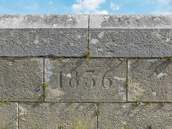 Date gravée sur le rempart en retour du cavalier. © Région Bourgogne-Franche-Comté, Inventaire du patrimoine