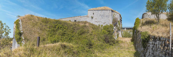 De gauche à droite : aile de l'ouvrage à cornes, le cavalier, le fossé, la contrescarpe et le réduit protégeant l'entrée du fort. © Région Bourgogne-Franche-Comté, Inventaire du patrimoine