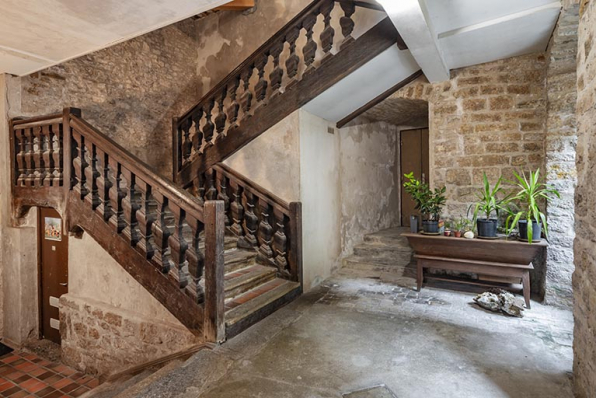 Extrémité orientale de l'aile nord. Escalier à balustres. © Région Bourgogne-Franche-Comté, Inventaire du patrimoine Extrémité orientale de l'aile nord. Escalier à balustres. © Région Bourgogne-Franche-Comté, Inventaire du patrimoine