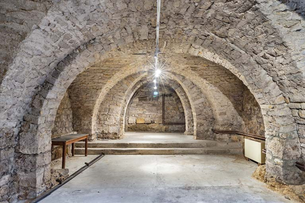 Etage inférieur de la chapelle. Cave voûtée. © Région Bourgogne-Franche-Comté, Inventaire du patrimoine Etage inférieur de la chapelle. Cave voûtée. © Région Bourgogne-Franche-Comté, Inventaire du patrimoine