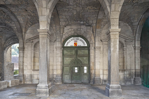 Parvis couvert (hôtel de ville). © Région Bourgogne-Franche-Comté, Inventaire du patrimoine