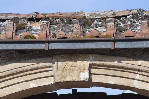 L'un des deux portails portant une date : "1746". © Région Bourgogne-Franche-Comté, Inventaire du patrimoine L'un des deux portails portant une date : "1746". © Région Bourgogne-Franche-Comté, Inventaire du patrimoine