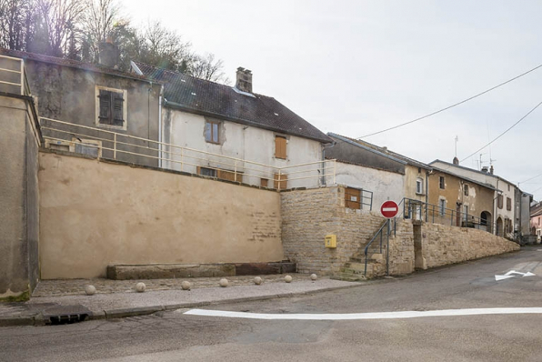 Rue Thiers, trois quarts gauche de la fontaine dite Petite fontaine et de l'abreuvoir, à hauteur du n° 74. © Région Bourgogne-Franche-Comté, Inventaire du patrimoine Rue Thiers, trois quarts gauche de la fontaine dite Petite fontaine et de l'abreuvoir, à hauteur du n° 74. © Région Bourgogne-Franche-Comté, Inventaire du patrimoine
