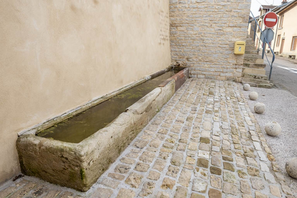 Rue Thiers, trois quarts gauche de l'abreuvoir, à hauteur du n° 74. © Région Bourgogne-Franche-Comté, Inventaire du patrimoine Rue Thiers, trois quarts gauche de l'abreuvoir, à hauteur du n° 74. © Région Bourgogne-Franche-Comté, Inventaire du patrimoine