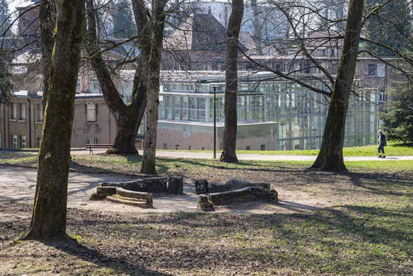 Éléments de la margelle de la piscine déposés dans le parc thermal. 	 © Région Bourgogne-Franche-Comté, Inventaire du patrimoine