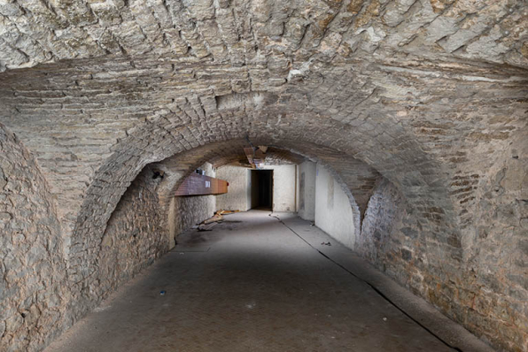 Sous-sol : anciennes caves transformées en couloir pour desservir les salles du cinéma. © Région Bourgogne-Franche-Comté, Inventaire du patrimoine